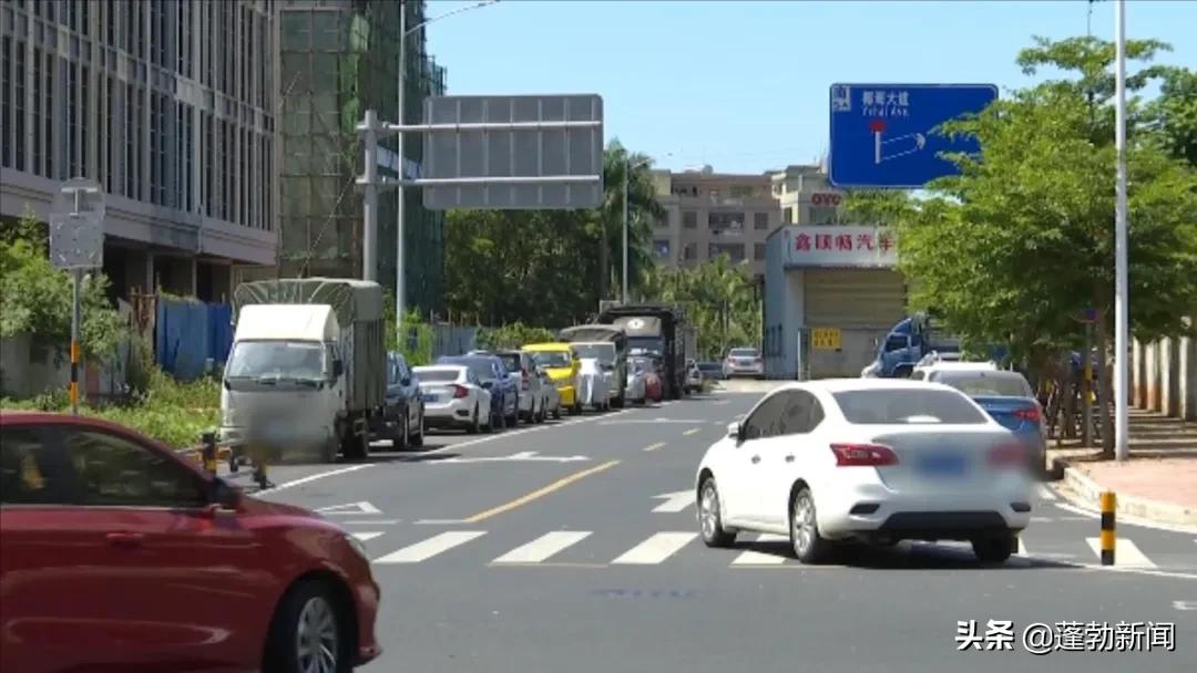 海口一小区附近道路变“停车场”？居民驾车回家险酿事故，咋回事？