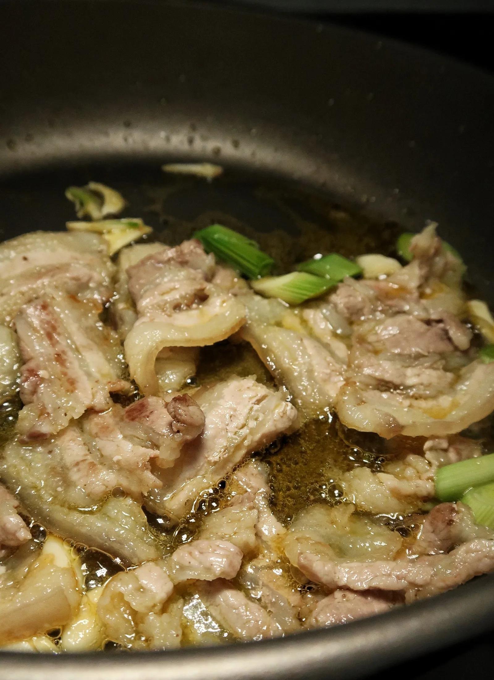 那些粗剌剌的萝卜条子，在凛冽的冬日喝上三四天的风，就蔫瘦了。