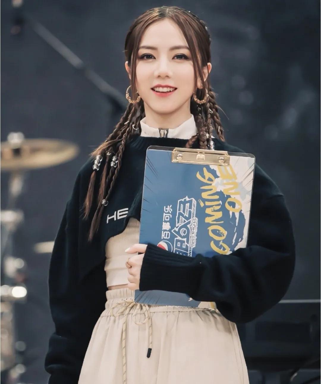 邓紫棋在歌坛的地位能和王菲比吗,邓紫棋会成为华语乐坛天后吗