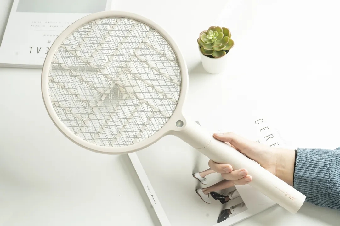 烦人的蚊子被自动引诱过来，“啪啪啪”轻松捕杀，这杀器太爽了！