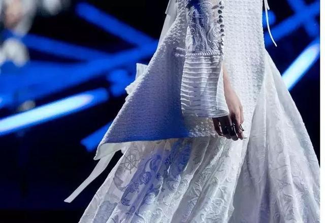 ep雅莹走秀2019,ep雅莹黑裙子