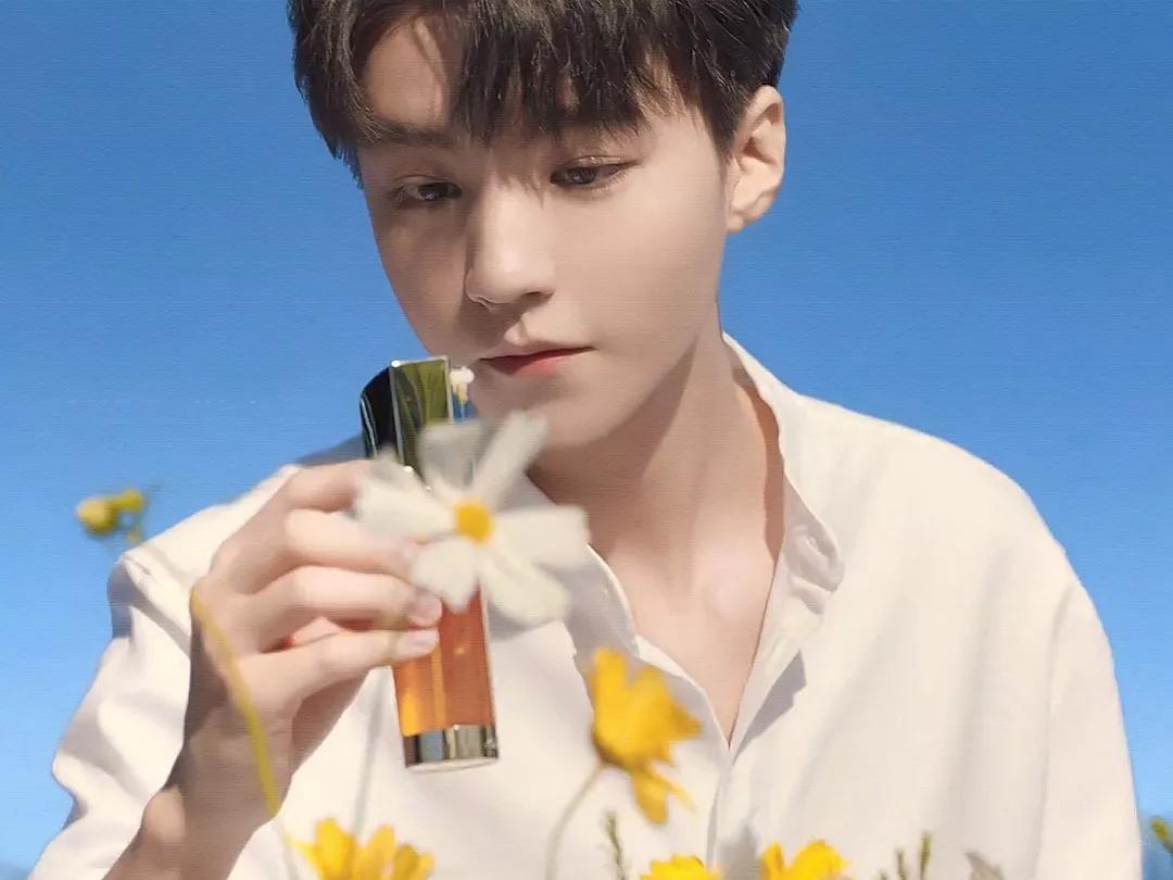 最近男明星代言护肤品,明星代言化妆品为什么不抹脸上