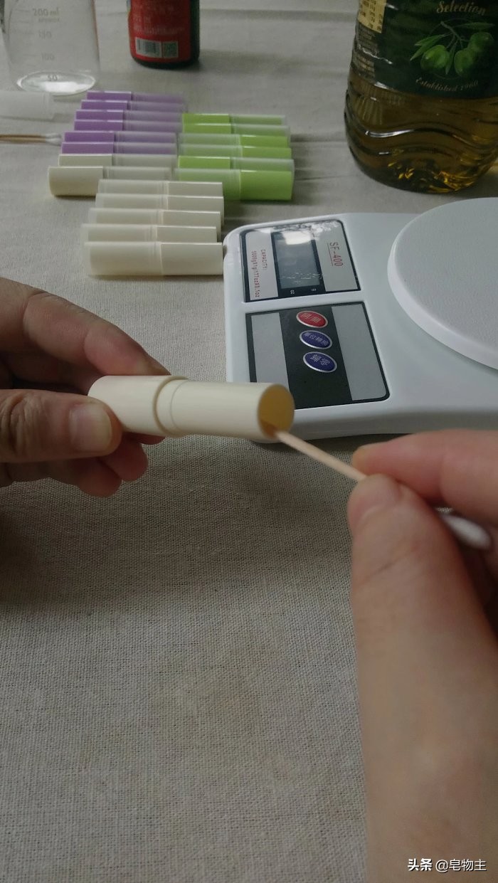 自制薄荷润唇膏简单教程,技能改变生活视频讲解