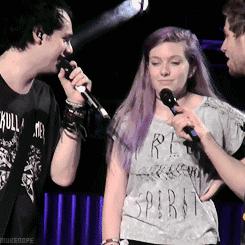 用话筒唱比清唱好听的原因,用学校话筒唱歌怎么才能好听