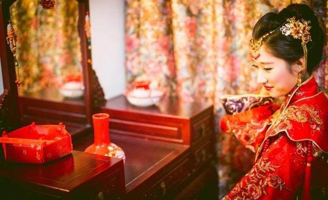 男方到女方家订婚女方应准备什么,订婚男方应该给女方准备几身衣服