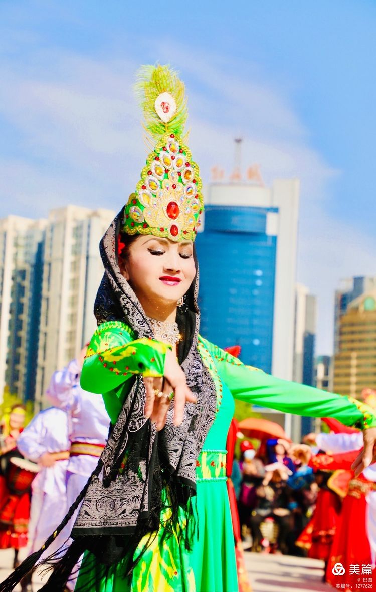 洛阳牡丹广场：*疆新**舞大联欢