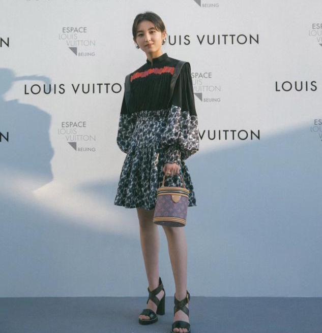 圆脸女生适合啥发型?李兰迪锁骨发、杨超越长卷发,自己看不解释