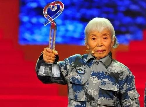 87岁退役老兵捐款5万元,85岁老人捐款一千万是什么纪录片