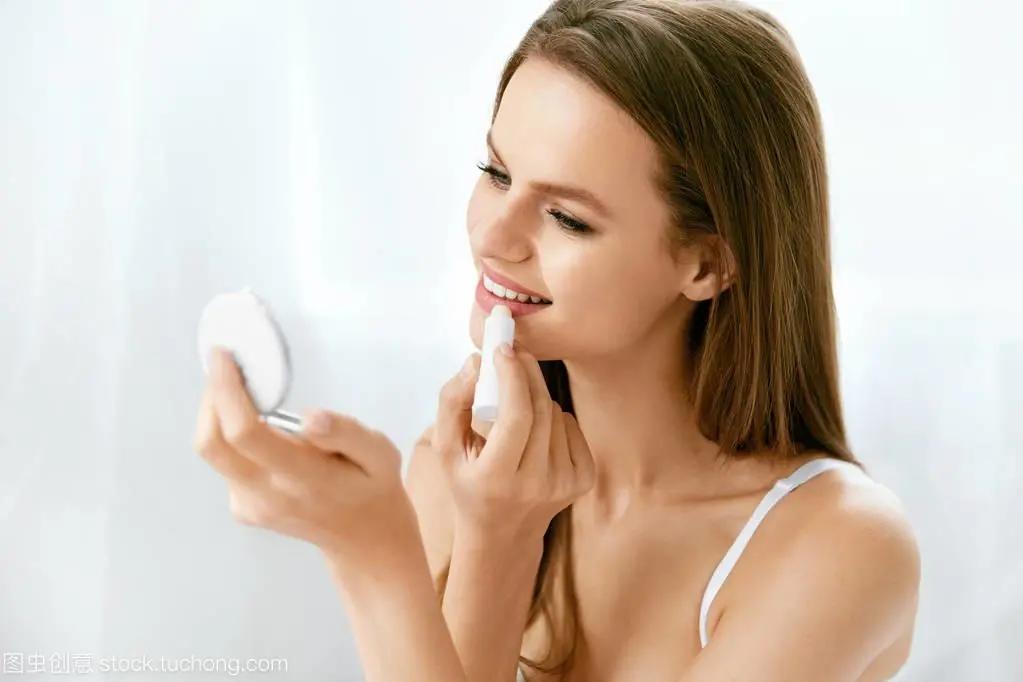 冬季嘴唇干裂是唇炎吗,冬季儿童嘴唇干裂的原因