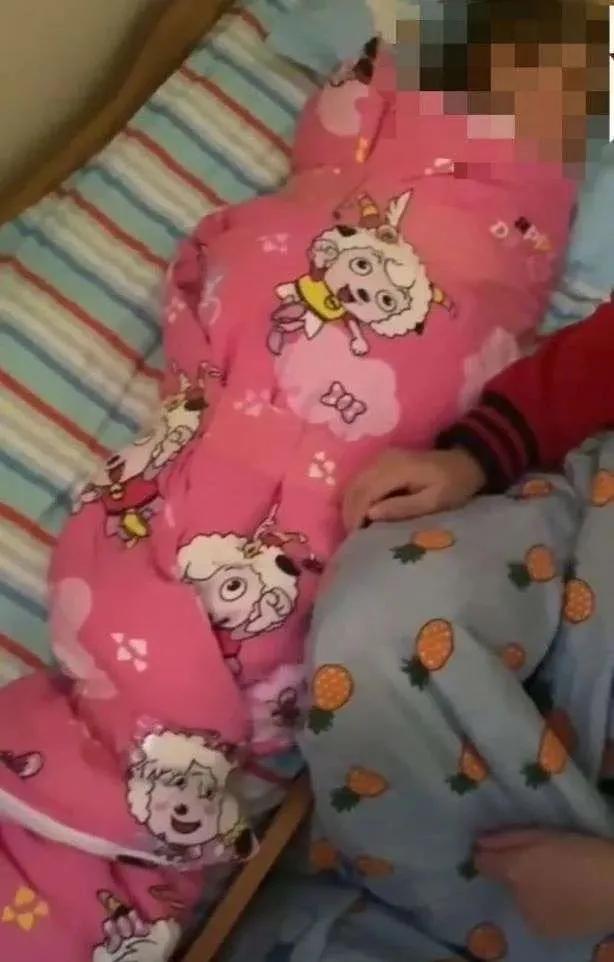 幼儿午休被老师缠胶带,幼儿午休被缠裹胶带当事人