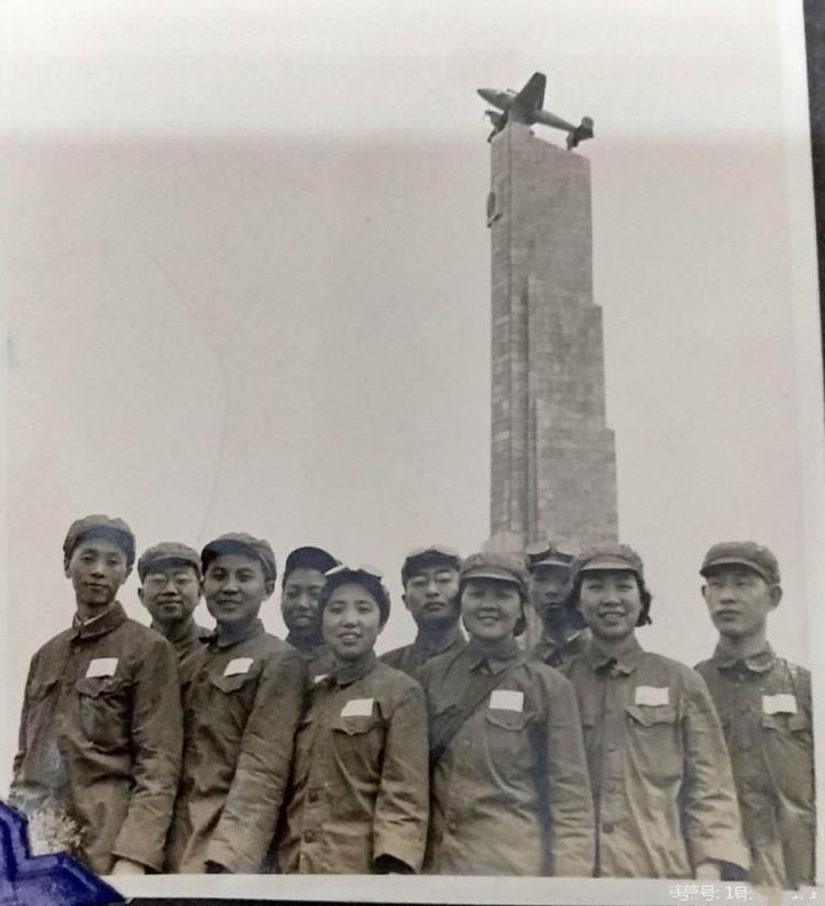 「女兵讲历史」大雪压青松青松挺且直欲知松高洁待到雪化时