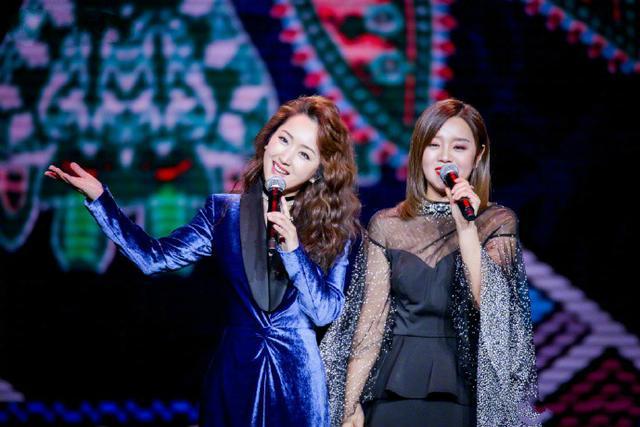 49岁杨钰莹穿阔腿裤,杨钰莹穿丝绒连体裤