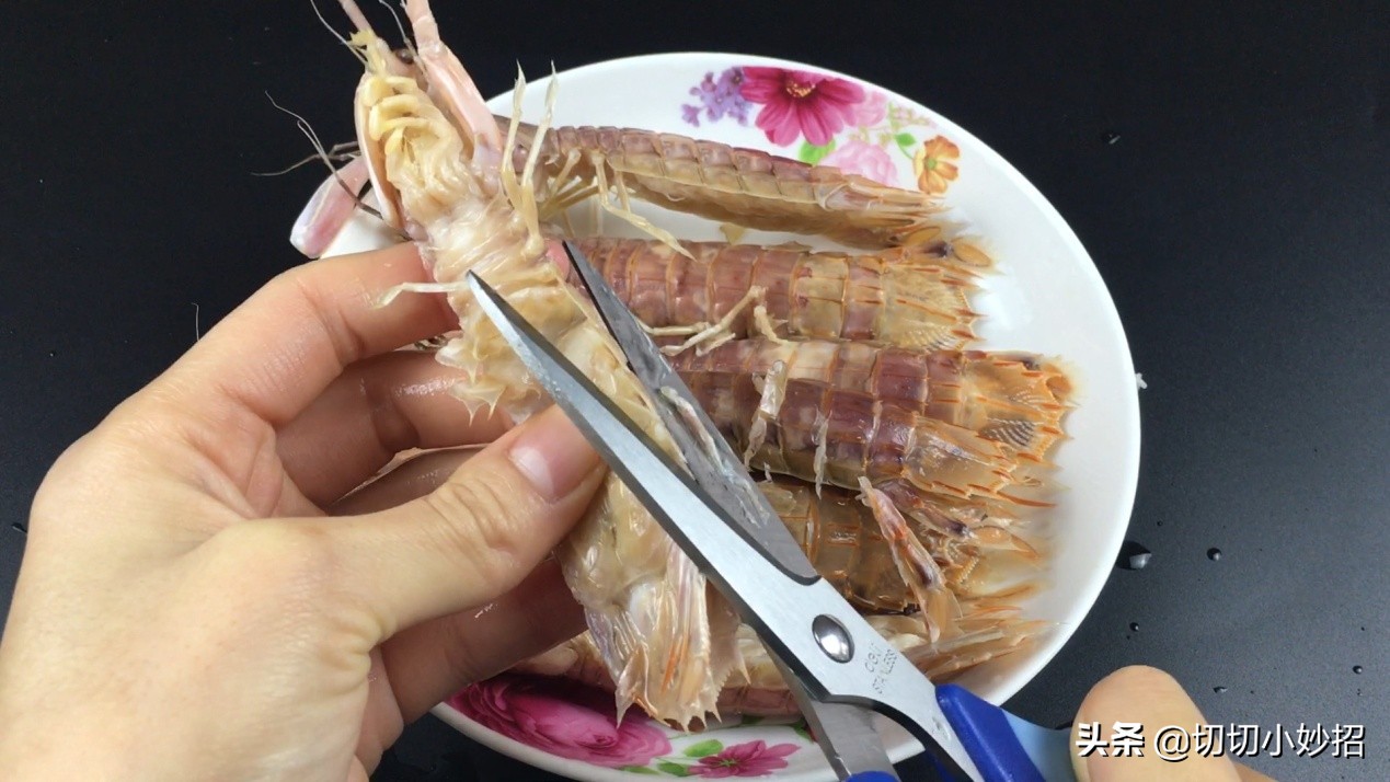 熟的皮皮虾扎手有点疼怎么处理,皮皮虾好吃不会剥又扎手又扎嘴