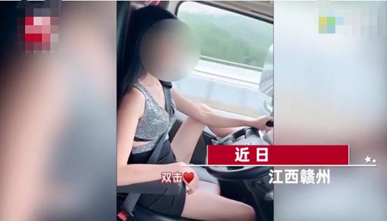 女子打扮清凉走在校园,女子打扮清纯