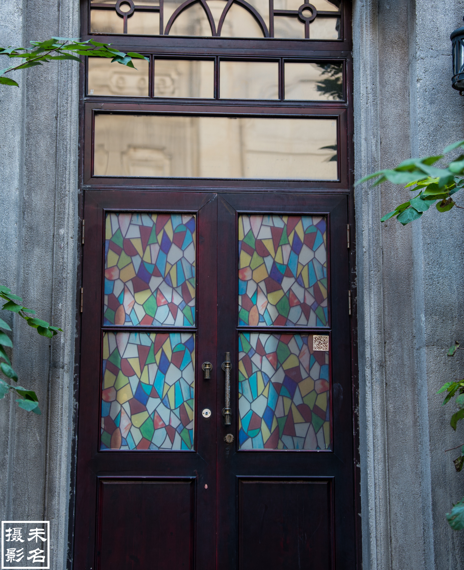 逛历史街区白象街，搭重庆最古老的电梯，游山城最繁华的美食夜市