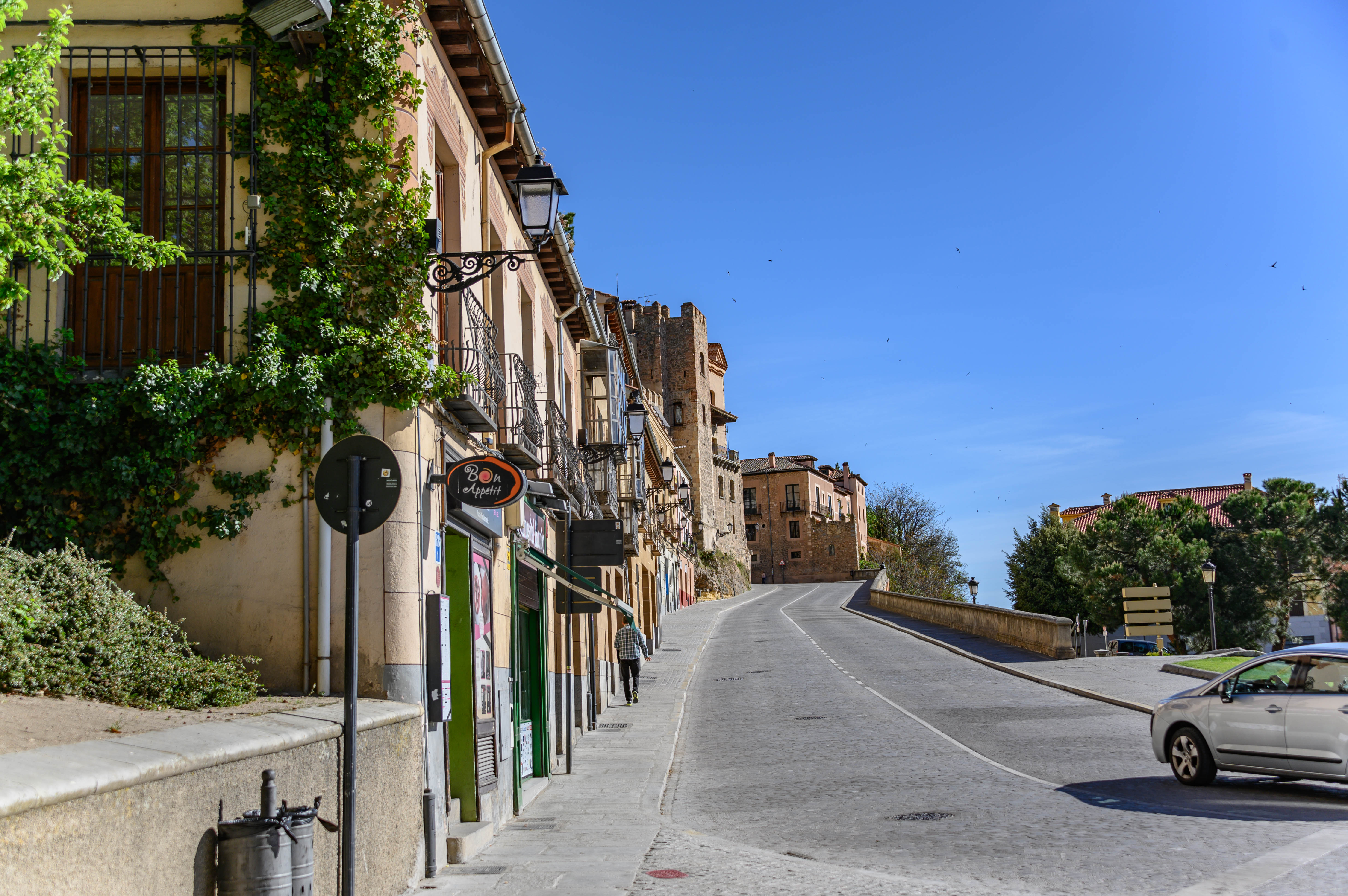 在西班牙，上洗手间要先买咖啡，还发现了迪士尼的公主城堡原型