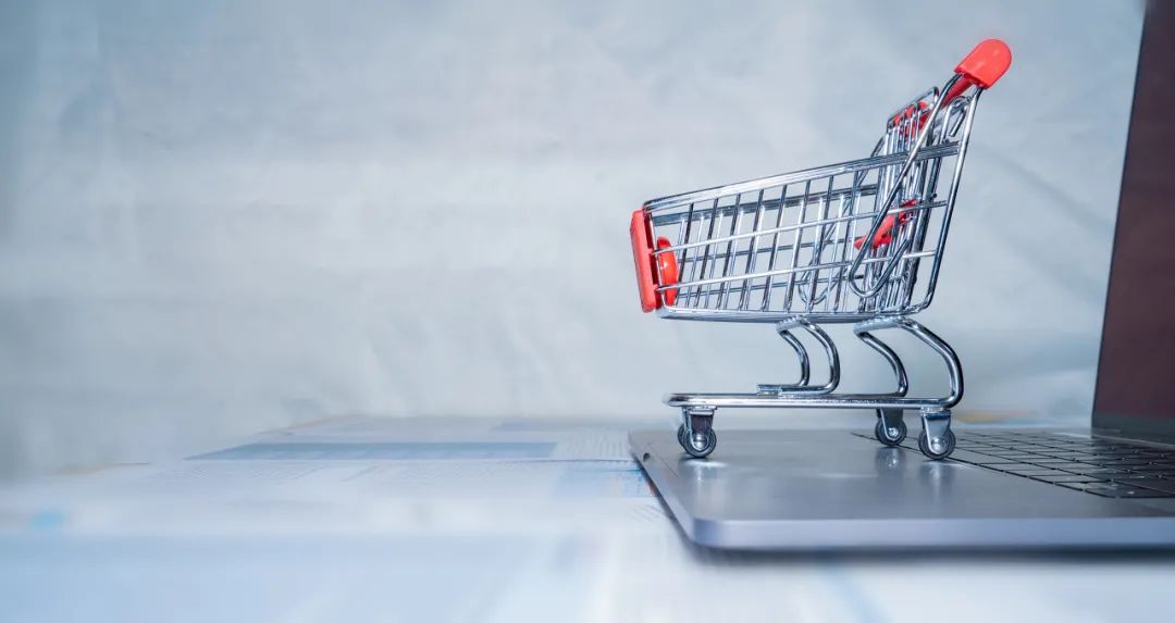 家境不好,17岁少女当起了“游戏客服”