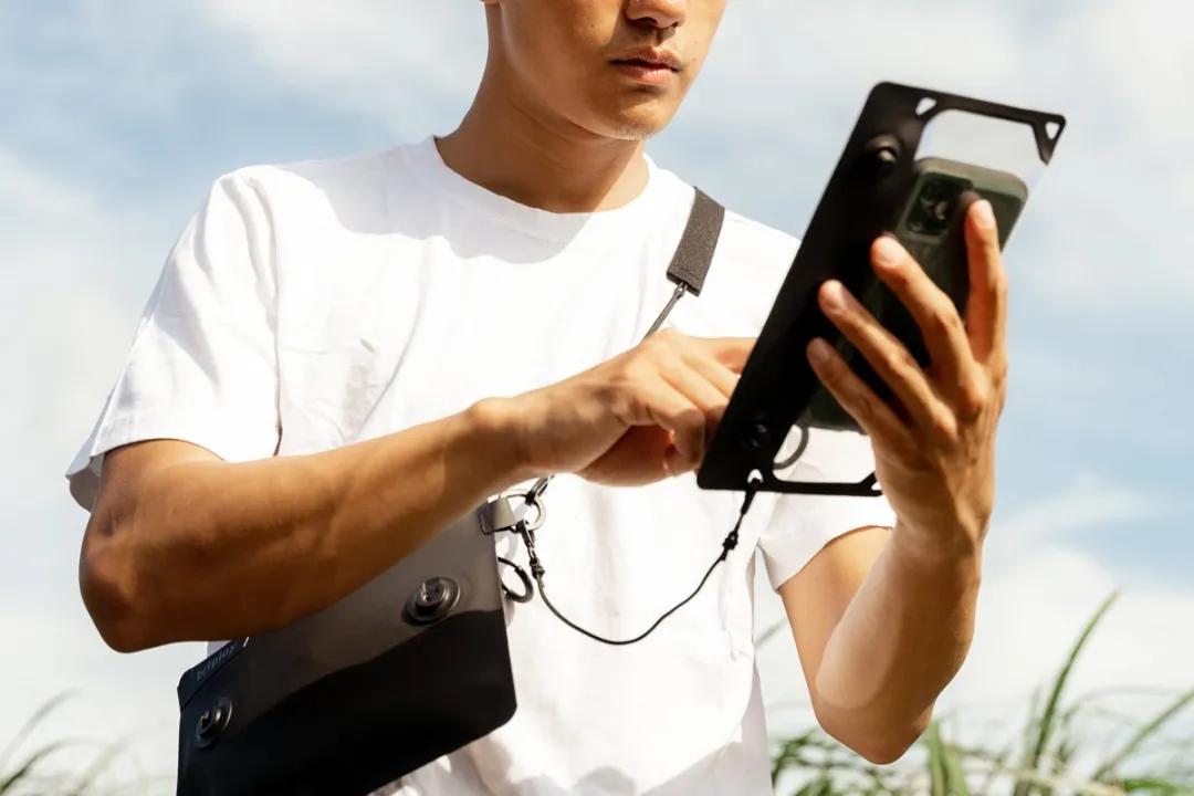 全境防水瞬扣包，地上水下都能用，下雨游泳照样玩手机