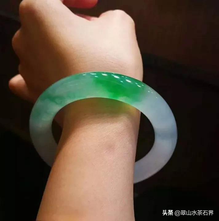 翡翠选糯冰带色还是冰种无色好,无色冰种翡翠大概多少钱