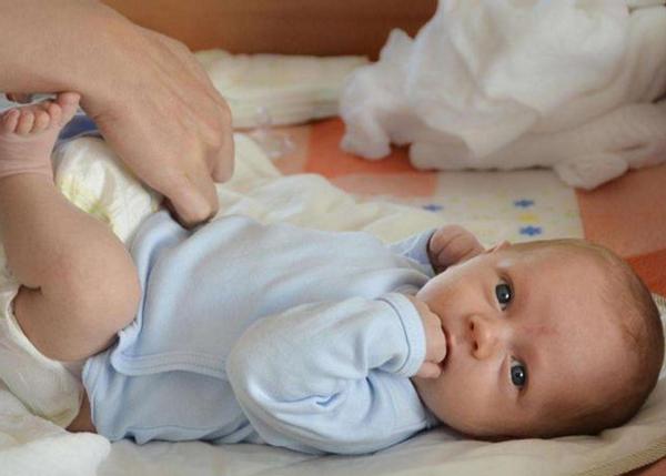 刚出生的宝宝剪指甲剪到肉怎么办,初生婴儿指甲抓破脸