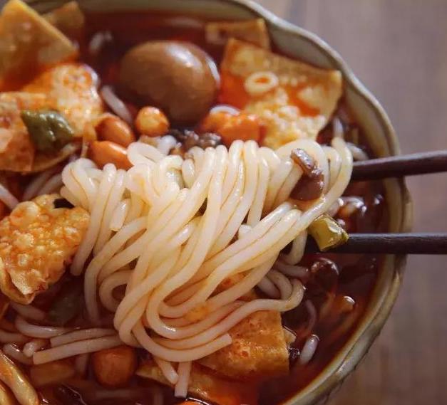 螺狮粉狂热分子：“臭”名远扬的螺狮粉，为何能让*欲人**罢不能