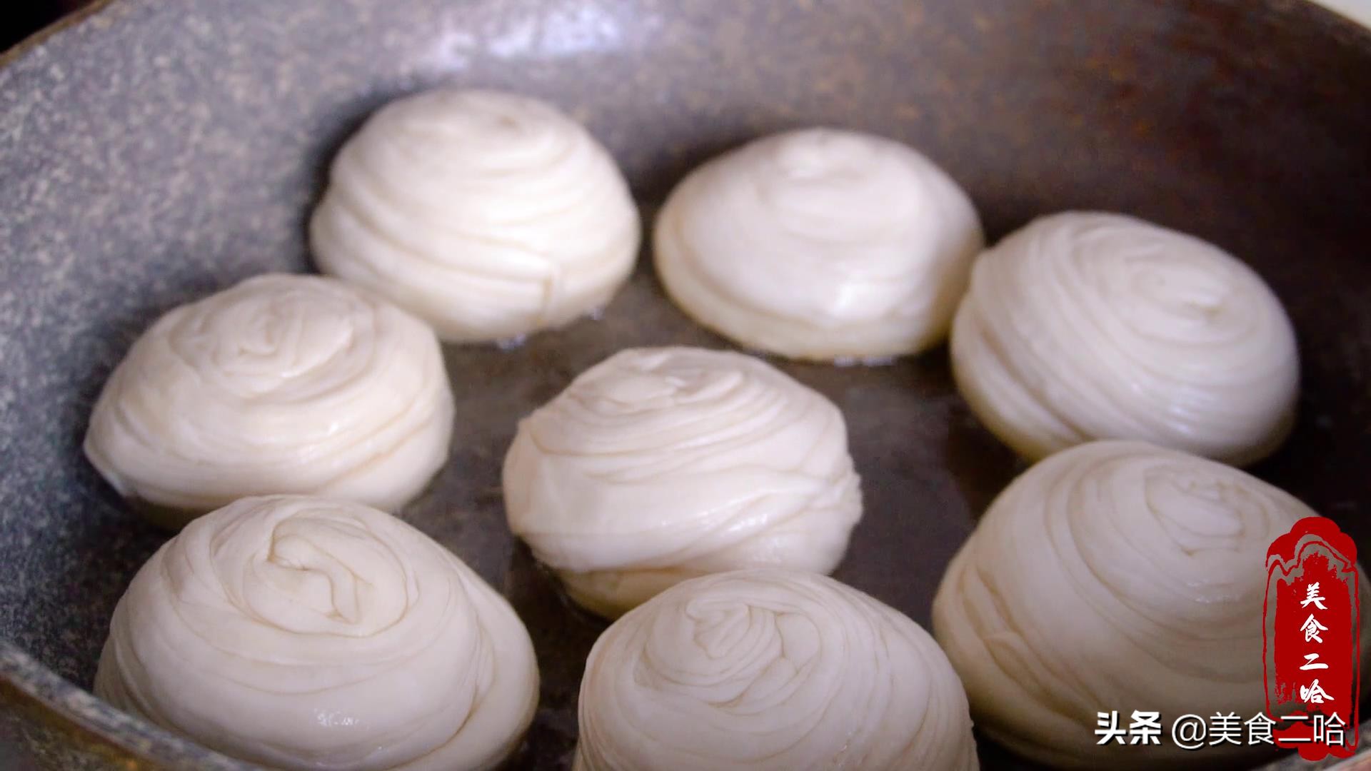 这个饼的神奇之处在于不用油,饼柔软筋道又多层超级好吃