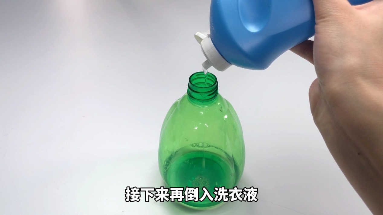 羽绒服不用水怎么干洗视频,羽绒服不要干洗教你自己在家洗