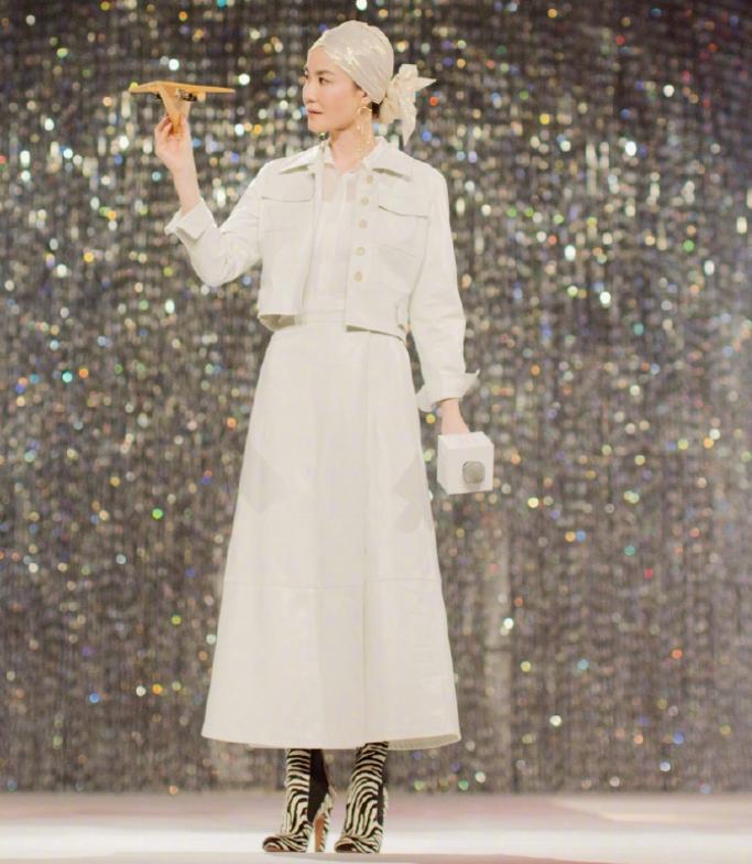 王菲穿衣邋遢老态十足,50岁王菲脸型近照