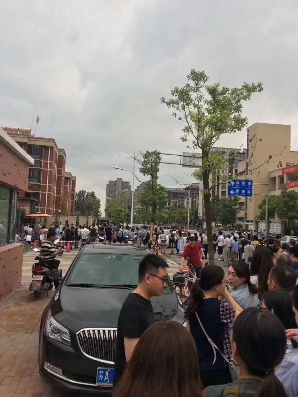 中签率0.7%!亚泰山语湖9000多人抢64套房!南京最难买的神盘……