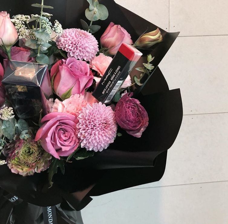 三八女神节送女生花代表什么,女神节送一朵玫瑰花合适吗