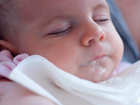 新生儿溢奶吐奶原因,新生儿吐奶溢奶是什么原因引起的