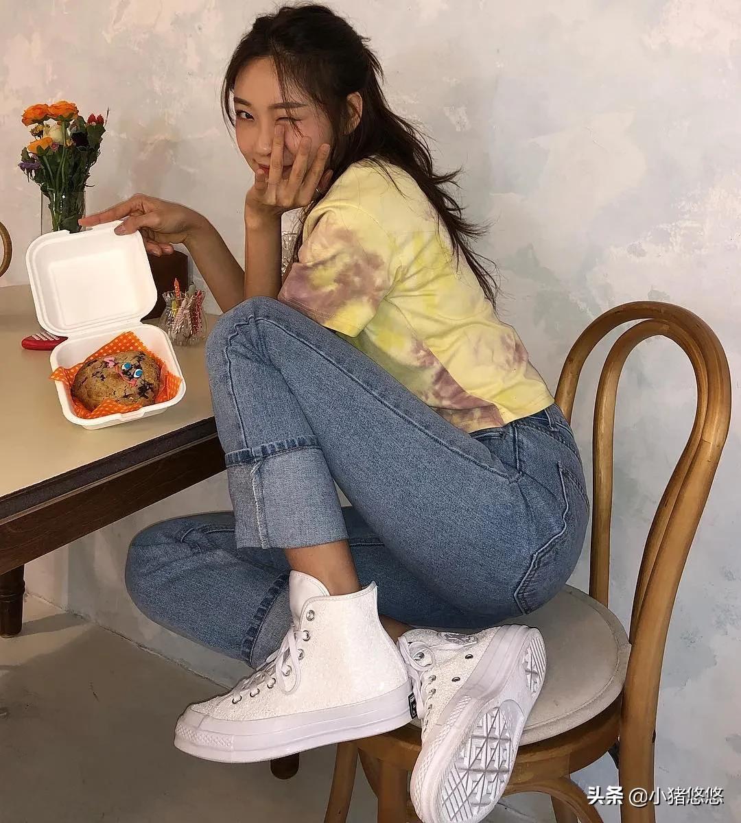 连帽卫衣白色帆布鞋高级穿搭,绿色卫衣配帆布鞋还是老爹鞋