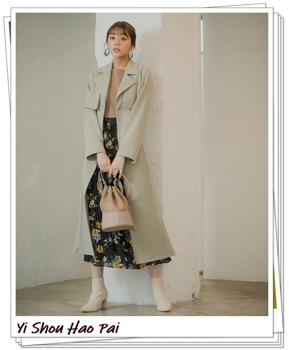 实用经典的早秋风衣穿搭示范,当你有一个黑风衣该怎么穿搭