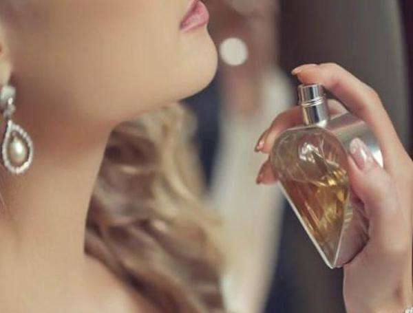 女人喷香水目的,女人开始喷香水说明什么原因