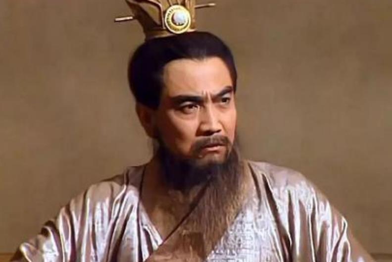 庞统投靠刘备见孔明,庞统临死前说主公被孔明迷惑