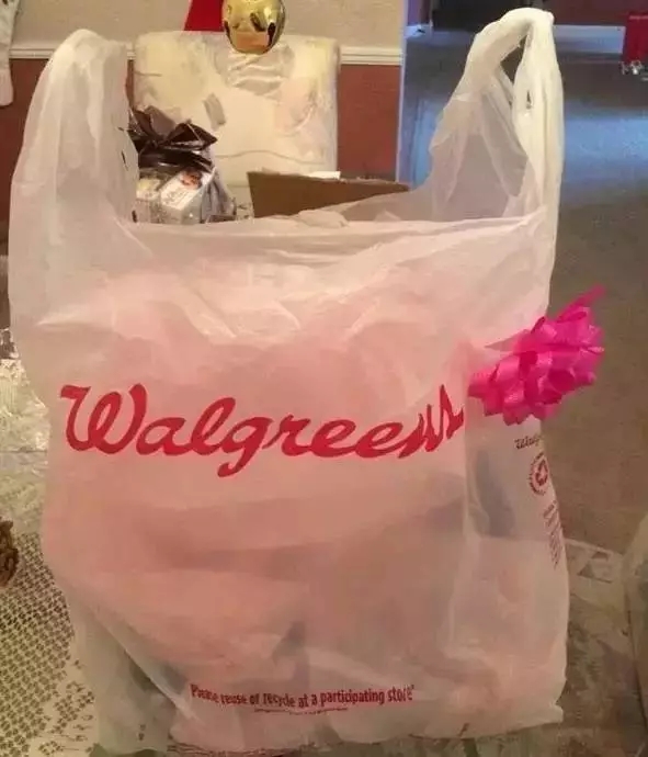 口红那么贵，当然要选女朋友了