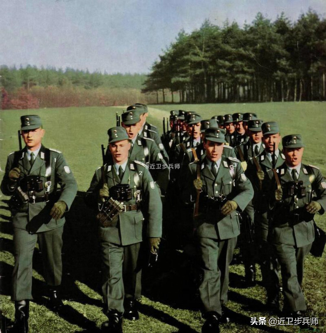 二战军用德式钢盔,二战德国装备了多少单兵铁拳部队