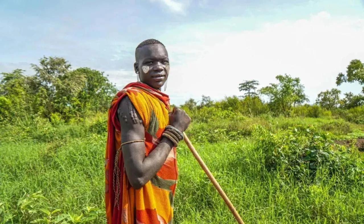 嘴上套盘子的女人,嘴唇挂盘子的女人