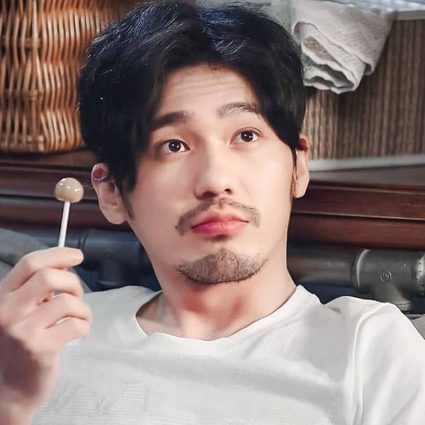 你可以说他不帅，但不得不承认他是型男