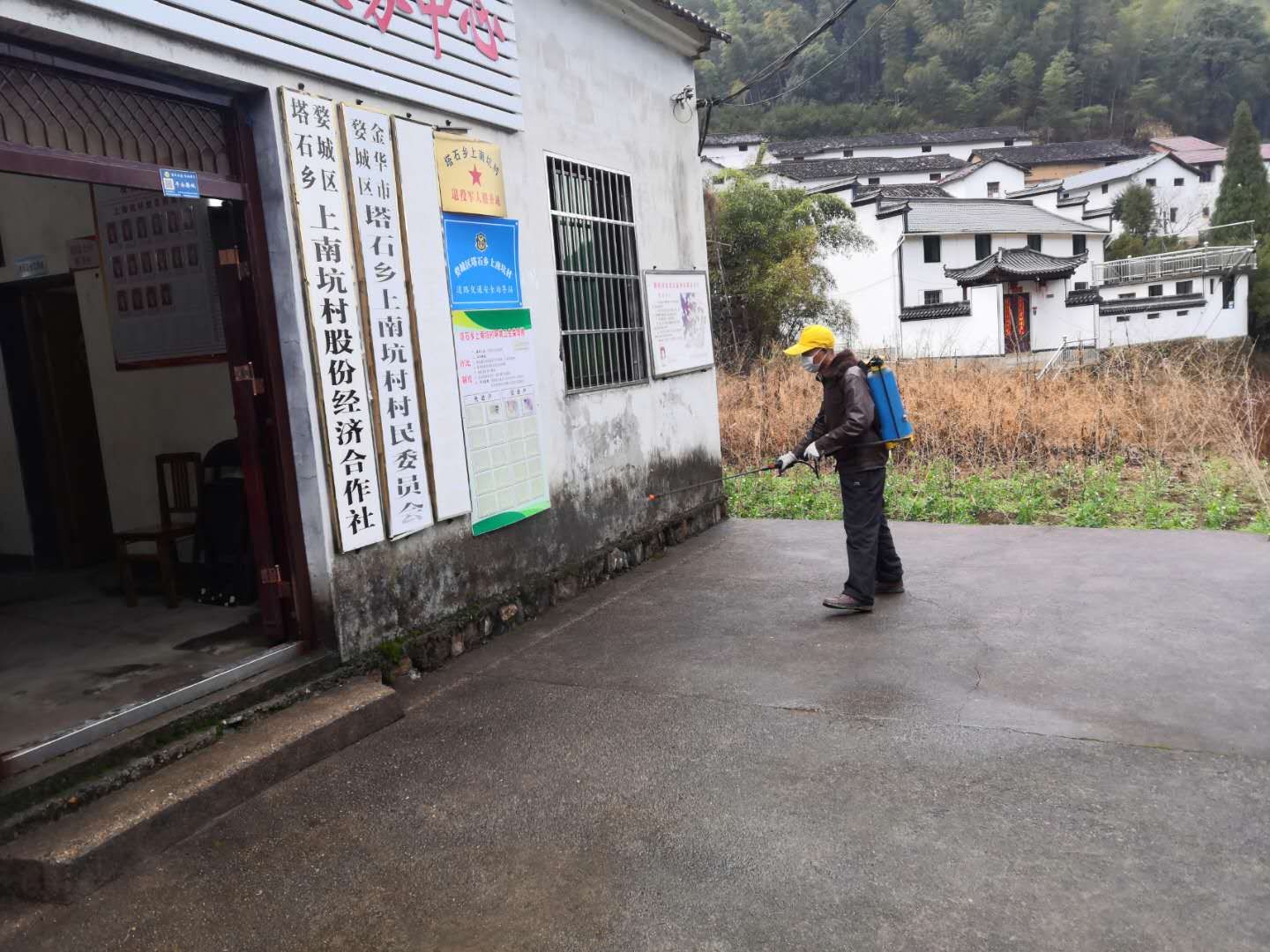 抗击疫情守卫安全,抗击疫情守村口