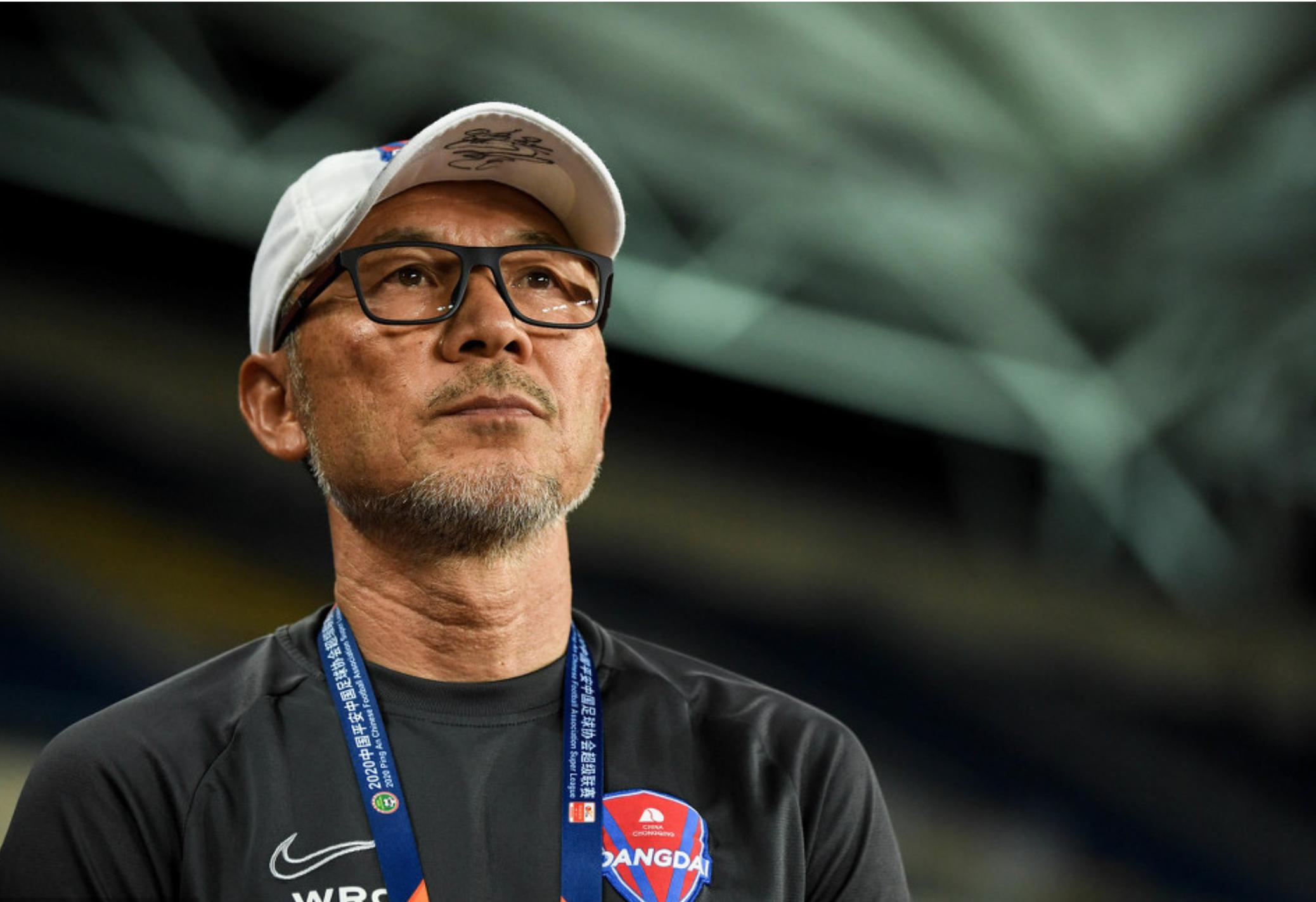 中圈开球进攻后，三人在六秒钟内用两脚传球凿穿七人防线完成破门