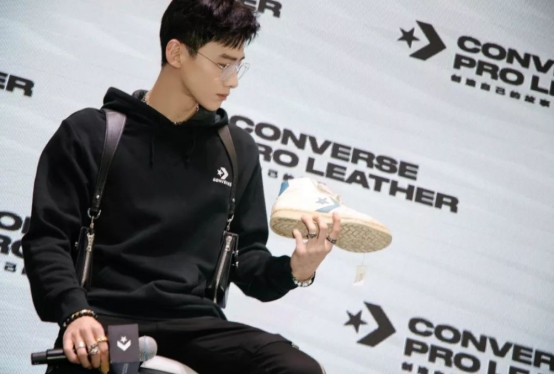 白敬亭代言的安踏鞋的同款,白敬亭同款安踏霸道篮球鞋灰色