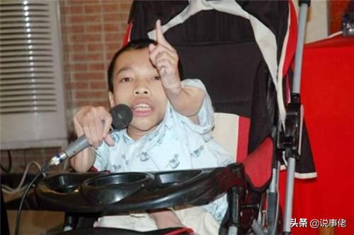 他身高不足1米，却身价上亿，娶1米7的秘书为妻，如今怎样