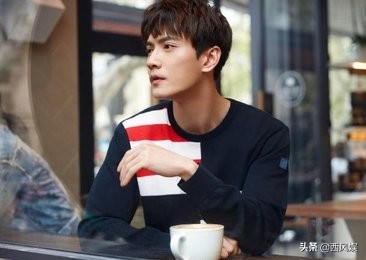 被“卖”到了香港，后自己把自己“买”了出来，太曲折，今已成名