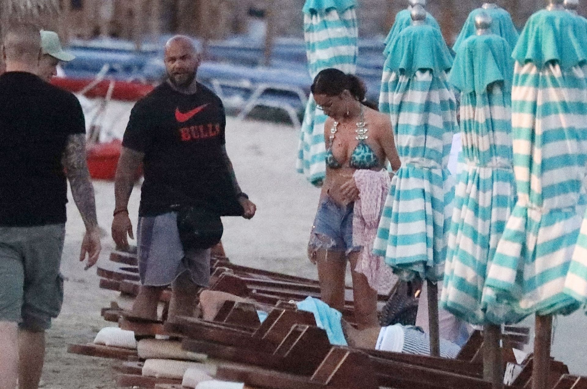 英国足球运动员DeleAlli和女友RubyMae在Psarou海滩度过了一天