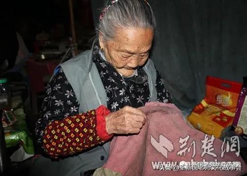 这位同学：你的褂子破了！以前穿衣破了缝好，现在不破也得弄破