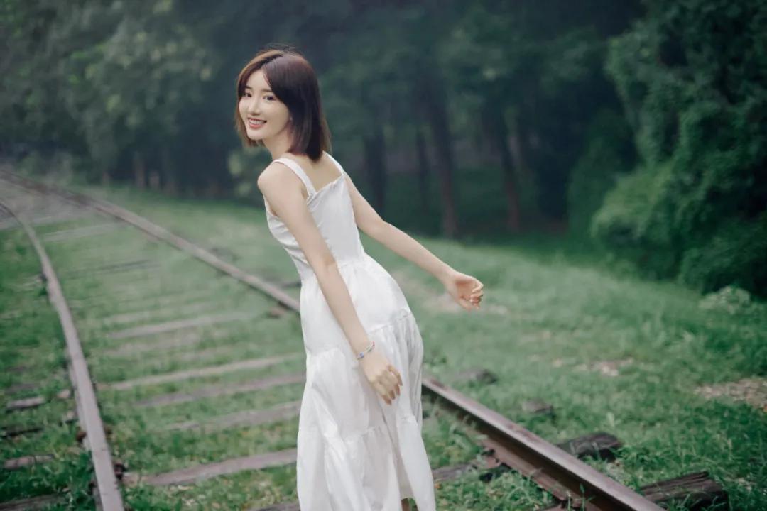 毛晓彤短发发型扎法,毛晓彤复古卷短发适合什么脸型