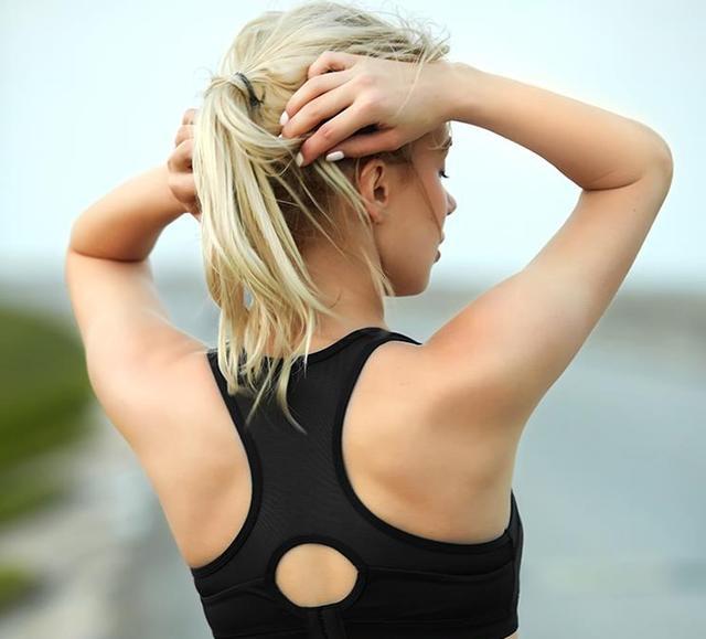 借助墙壁练习这些体式，瘦手臂、肩膀变薄、脖子变长