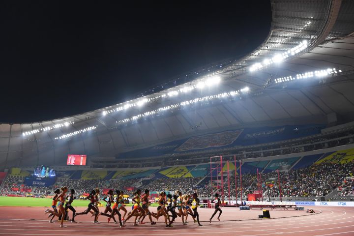 田径场跑步顺时针还是逆时针,田径场跑圈为何逆时针