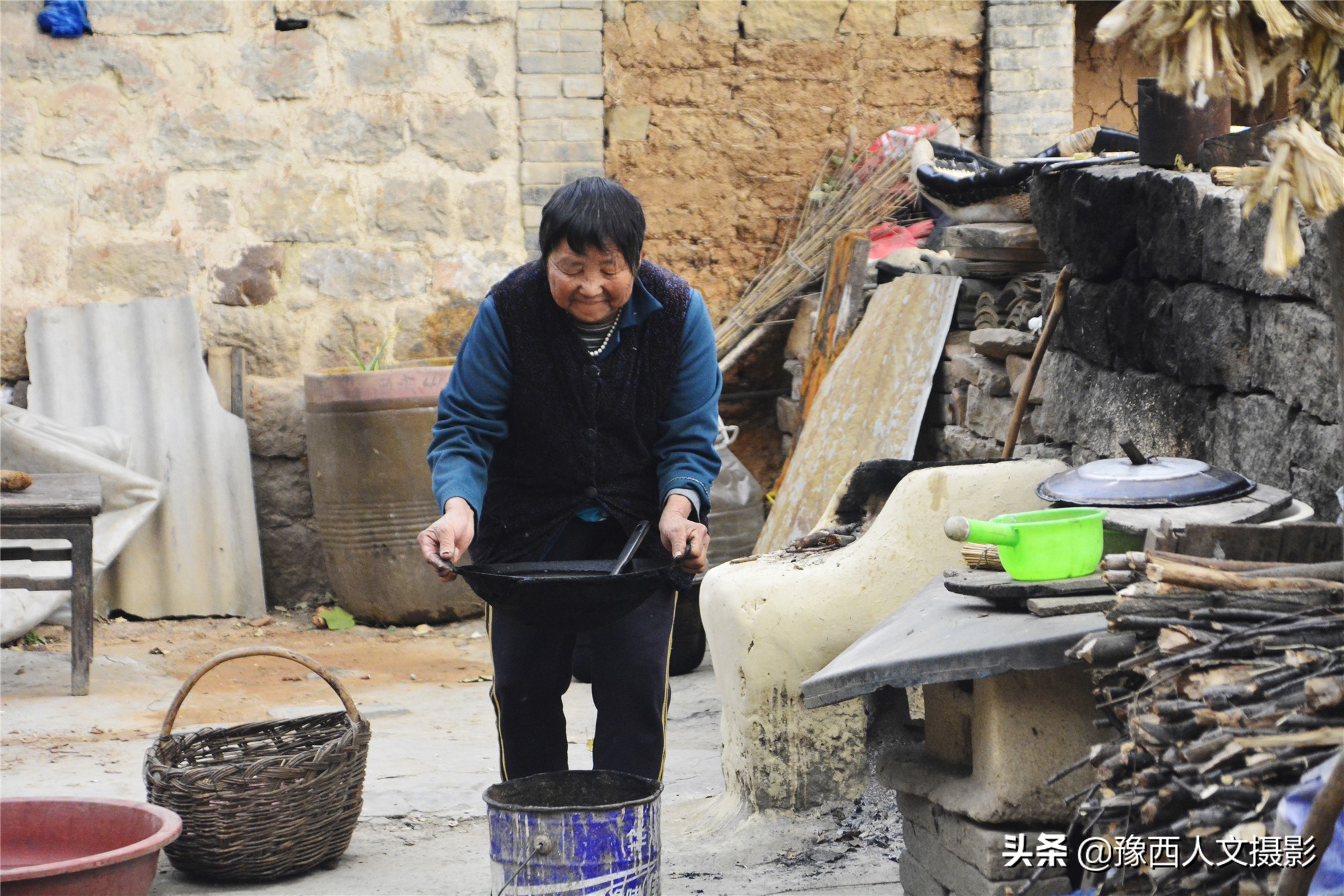 山村老两口想吃碗凉粉，削坏红薯在铁板上磨浆，半天胳膊就肿了